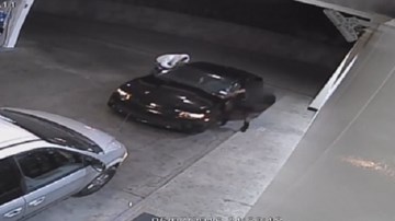 Cô gái tay không chống lại hai tên cướp có súng