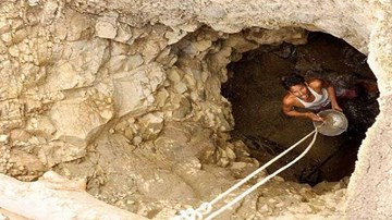 Người đàn ông một mình đào giếng để có nước cho vợ