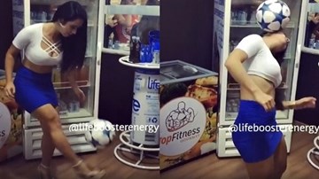 Chân dài nóng bỏng đi giày cao gót làm xiếc với trái bóng