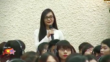 Nữ sinh tặng hoa Obama hỏi khó Thứ trưởng Ngoại giao Mỹ