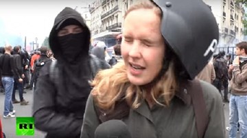 Nữ phóng viên bị đánh lật mũ bảo hiểm khi đang lên sóng trực tiếp