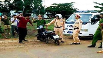 Bắn chỉ thiên, đối tượng vẫn hung hãn chém CSGT  gần lìa tay