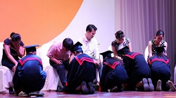 Hà Nội: Cha mẹ bật khóc vì được con rửa chân trong lễ Trưởng thành