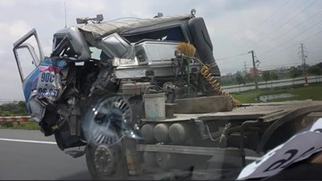Xe bồn biến dạng sau tai nạn vẫn lăn bánh trên phố