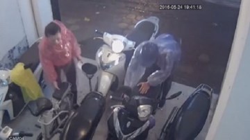 Đôi nam nữ giả vờ trú mưa để trộm xe SH