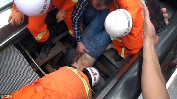 TQ: Thợ sửa thang cuốn bị thang nuốt chửng