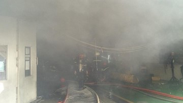 Cảnh sát đeo mặt nạ, chữa cháy xưởng sơn ôtô ở Sài Gòn