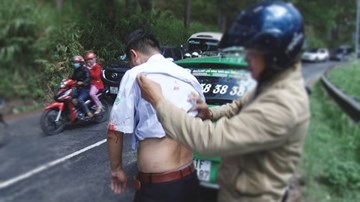 4 nam nữ húc đuôi, dùng tuốc vít đâm tài xế taxi lia lịa