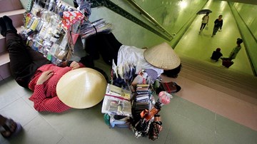 Hà Nội: Xuống lòng đất, ngủ gầm cầu trốn nắng
