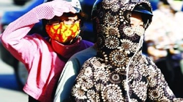 Hà Nội nóng như chảo lửa, nhiệt độ ngoài trời gần 60 độ C