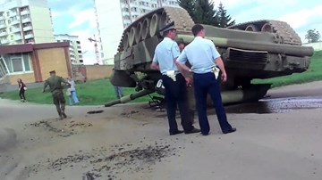 Bi hài chuyện xe tăng Nga lật 