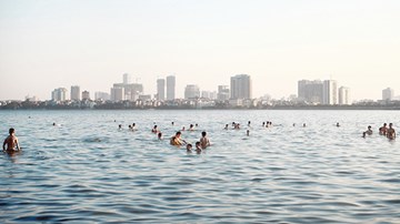 Bất chấp biển cấm, người Hà Nội vẫn cho trẻ em tắm Hồ Tây