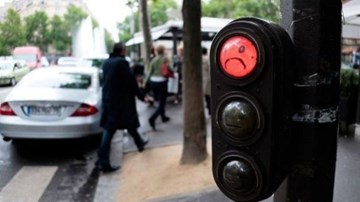 Bố vượt đèn đỏ, con trai 6 tuổi gọi điện báo cảnh sát