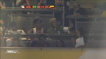 Kệ đồng đội, Neymar ngồi chụp ảnh 