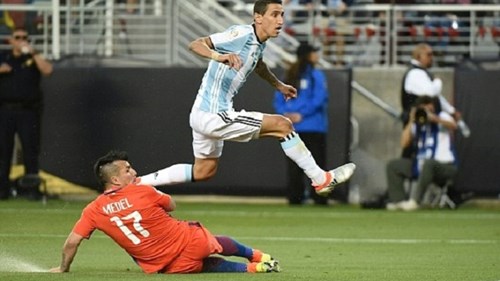 Messi ngồi ngoài, Di Maria giúp Argentina khởi đầu như mơ