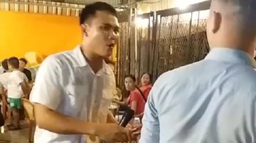 Thanh niên bán kẹo kéo hát nhép bị tạt nước gây tranh cãi