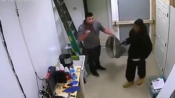 Chủ cửa hàng tay không hạ gục tên cướp có súng ngoạn mục