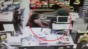 Video người mẹ một mình chiến đấu, chống lại kẻ bắt cóc con gái gây sốt