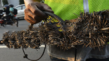 Những thanh niên hút đinh suốt đêm trên quốc lộ