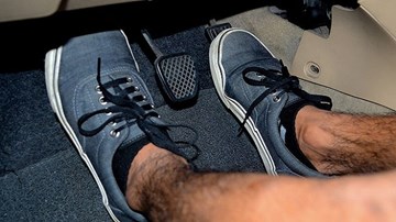 Cách nhả chân côn không chết máy