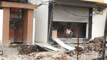 4 năm chưa làm xong đoạn mương 500m, cư dân Thủ đô phải bắc cầu vào nhà