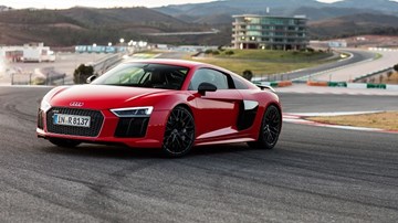 Audi R8 V10 Plus đọ sức siêu môtô mới nhất của Ducati
