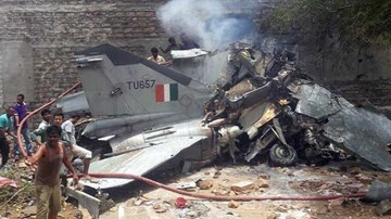 MiG-27 đâm xuống khu dân cư, bốc cháy ngùn ngụt