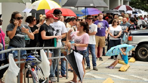 Người dân Orlando xếp hàng hiến máu cứu nạn nhân vụ xả súng