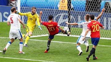 Pique hóa người hùng, Tây Ban Nha thắng phút chót