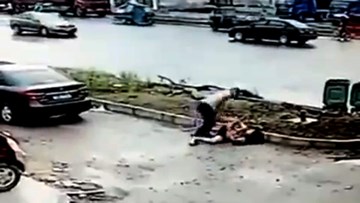 Video rúng động: Vừa uống thuốc sâu vừa đâm vợ giữa phố?