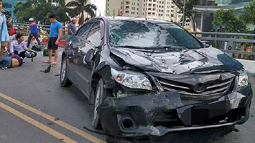 Xế hộp đâm gục nhiều xe máy trên cầu vượt Nguyễn Chí Thanh