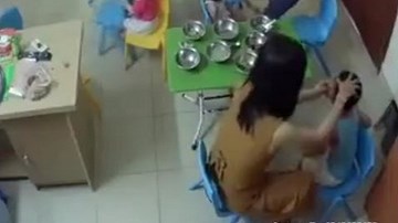 Vụ cô giáo tát tới tấp bé trai: Mẹ bé 'không tin vào mắt mình'