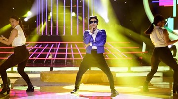 Gương mặt thân quen 2016 - tập 9: Hoà Minzy độn người hoá Psy 'Gangnam Style'