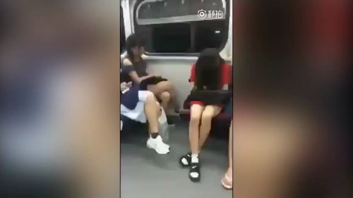 Thiếu nữ ngủ gật trên tàu điện ngầm và cái kết đắng
