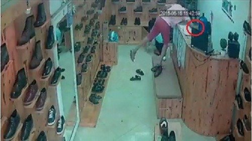 Thanh niên vờ mua giày dép, nhanh tay thó smartphone