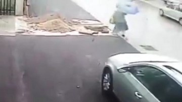 Thót tim cảnh cụ bà thụt chân rơi xuống hố cống ngầm