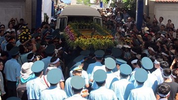 Hàng ngàn người dự lễ truy điệu phi công Trần Quang Khải