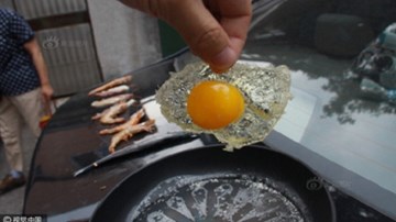 Nắng nóng kinh hoàng, dân nướng thịt, rán trứng trên... nắp capo ô tô