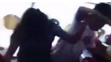 Máy bay hoãn 4 tiếng, khách Trung Quốc lao vào 