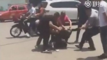 Cầm dao cướp tiền phụ nữ, gã đàn ông bị đánh hội đồng tơi tả