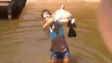Cá trê khổng lồ bị lừa đớp chặt tay cô gái