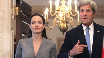 Bỏ Brad Pitt, Angelina Jolie 