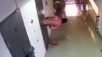 Video tù nhân Nga chui như rắn qua khe cửa hẹp bỏ trốn