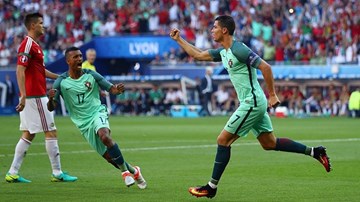 Ronaldo lập cú đúp, giải cứu Bồ Đào Nha