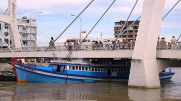 Cố chui qua gầm cầu, tàu cá bị mắc kẹt