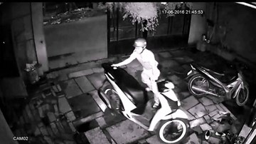 Vào nhà trộm xe SH trong 3 giây ở Sài Gòn