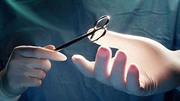 Nghệ An đình chỉ bác sĩ mổ nhầm tay cho bệnh nhi 6 tuổi
