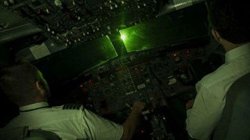 Sân bay Nội Bài bị chiếu laser: Tìm được 1 thủ phạm