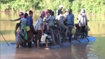 Rợn người cách vượt sông Sê Pôn bằng bè tự chế