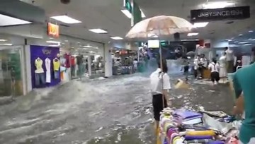 Kinh hoàng nước lũ tràn xối xả vào trung tâm thương mại, cuốn phăng hàng hóa
